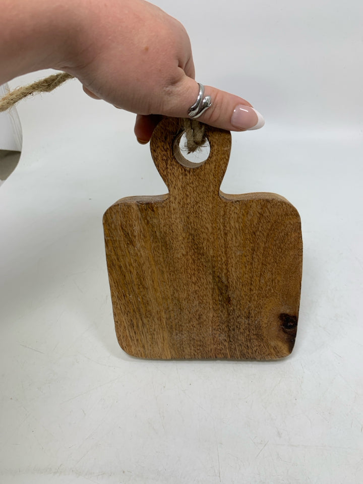 SMALL SQUARE WOOD CHEESE BOARD W/ HANDLE.