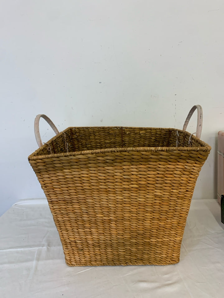 SQUARE BASKET W HANDLE.