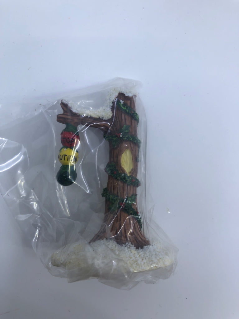 2-NIB STREET LIGHT/SIGN ACCESSORY CHARMING TAILS