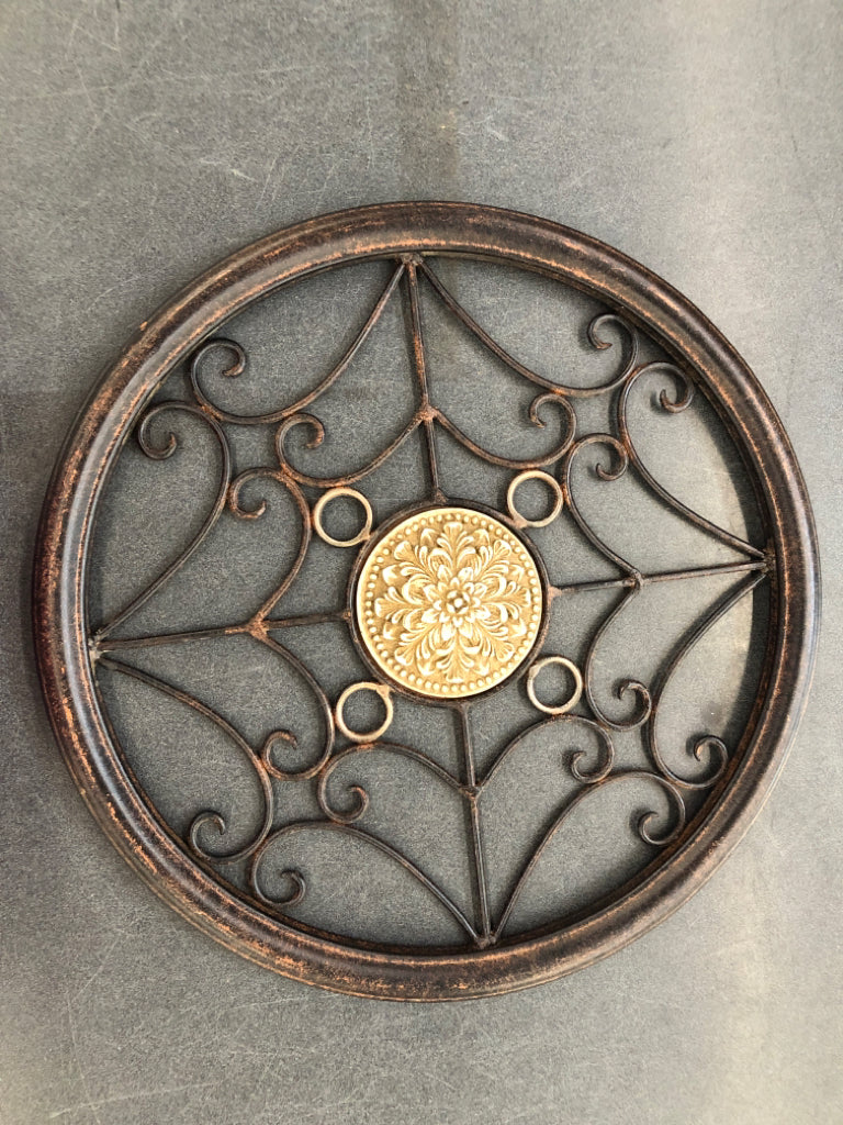 RUSTIC ROUND MEDALLION PATTERN WALL ART W WHITE CENTER.