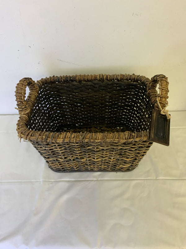 WOVEN BASKET W CHALK BOARD TAG.