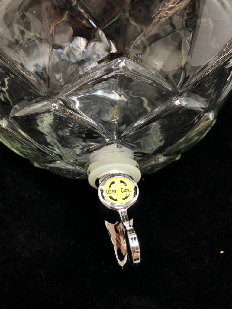GLASS PINEAPPLE SHAPED DRINK DISPENSER.
