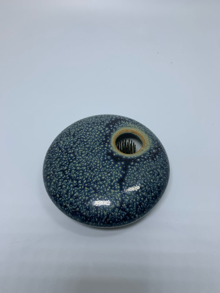 POTTERY DARK BLUE SPeCKLE ED CIRCLE FLOWER FROG.