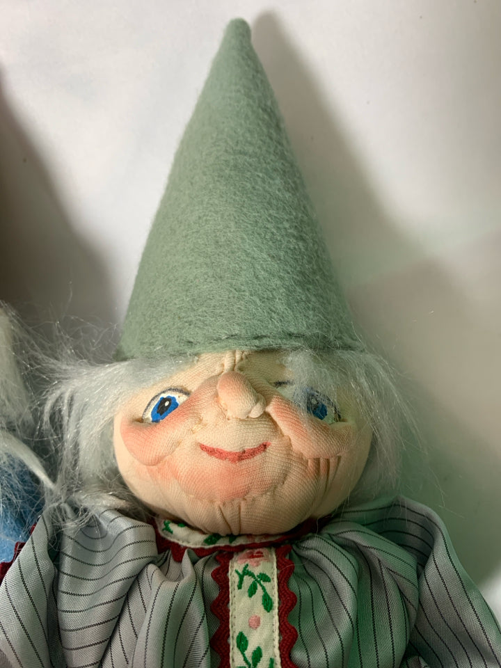 2pc MAN + WOMAN PLUSH GNOMES.