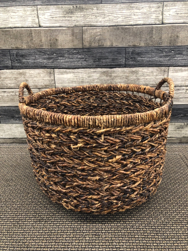 LG WOVEN BROWN WICKER BASKET.