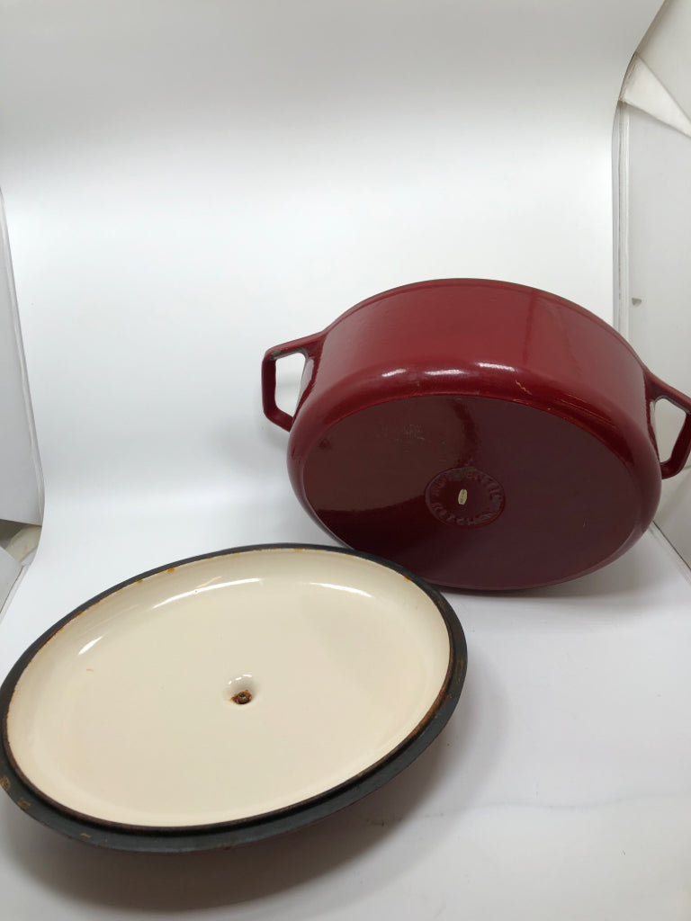 RED OVAL CAST IRON DUTCH OVEN.