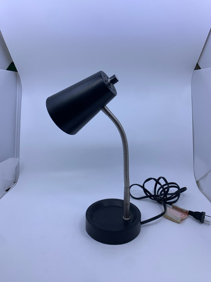 BLACK ADJUSTABLE DESK LAMP.