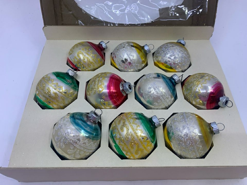 VTG SHINY BRITTE GLASS ORNAMENTS IN BOX.