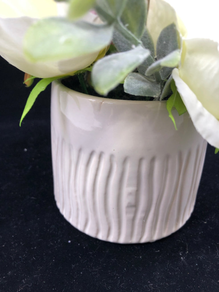 WHITE TEXTURED VASE W/BOUQUET.