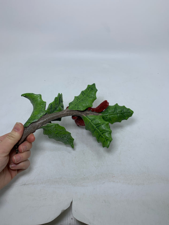 RESIN SPARKLE CARDINAL ON HOLLY BRANCH.