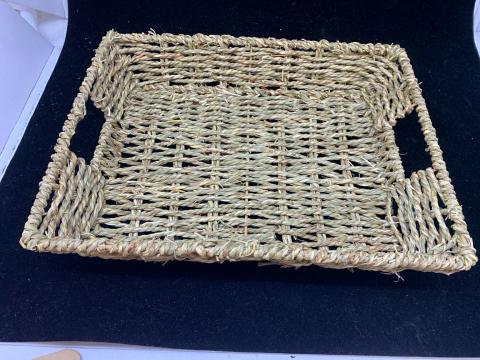 WICKER TRAY LIGHT BLONDE.