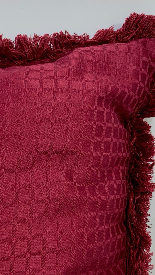 MAROON ACCENT PILLOW W/FRINGE.