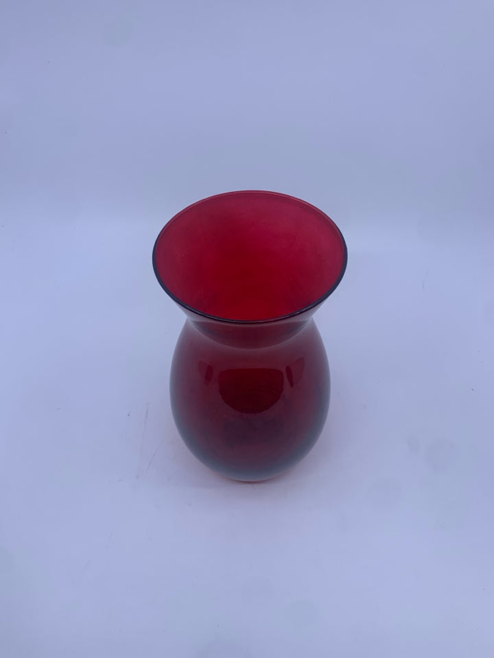 RED GLASS VASE.