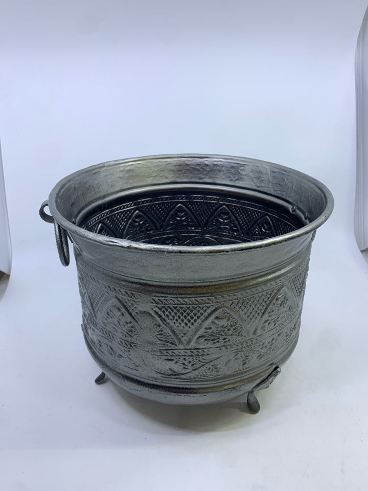 VTG EMBOSSED COATED METAL PLANTER W/2 HANDLES & 3 FEET.