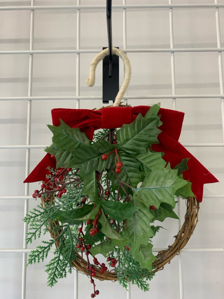 SMALL WREATH WALL HANGING.