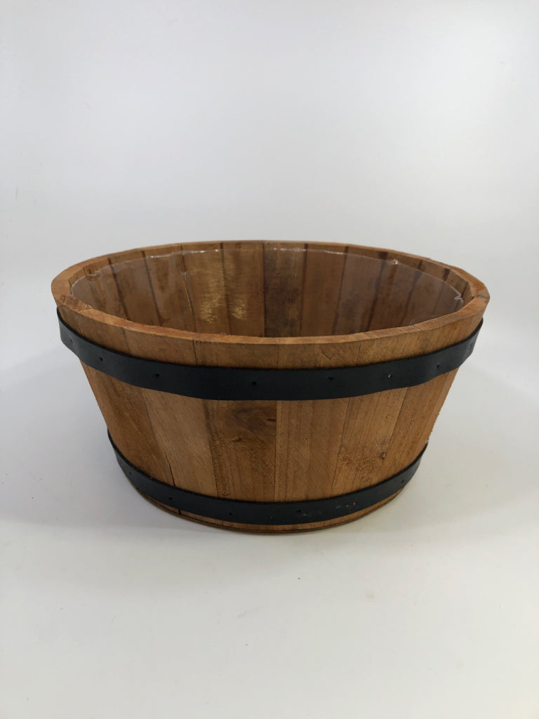 WOOD W/BLACK TRIM FLOWER BUCKET.