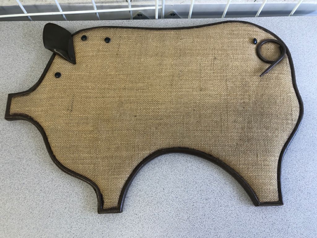 BURLAP PIGGY MEMO BOARD WALL ART.
