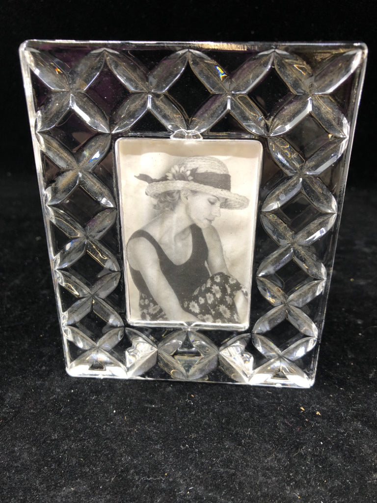 SMALL CRYSTAL PICTURE FRAME.