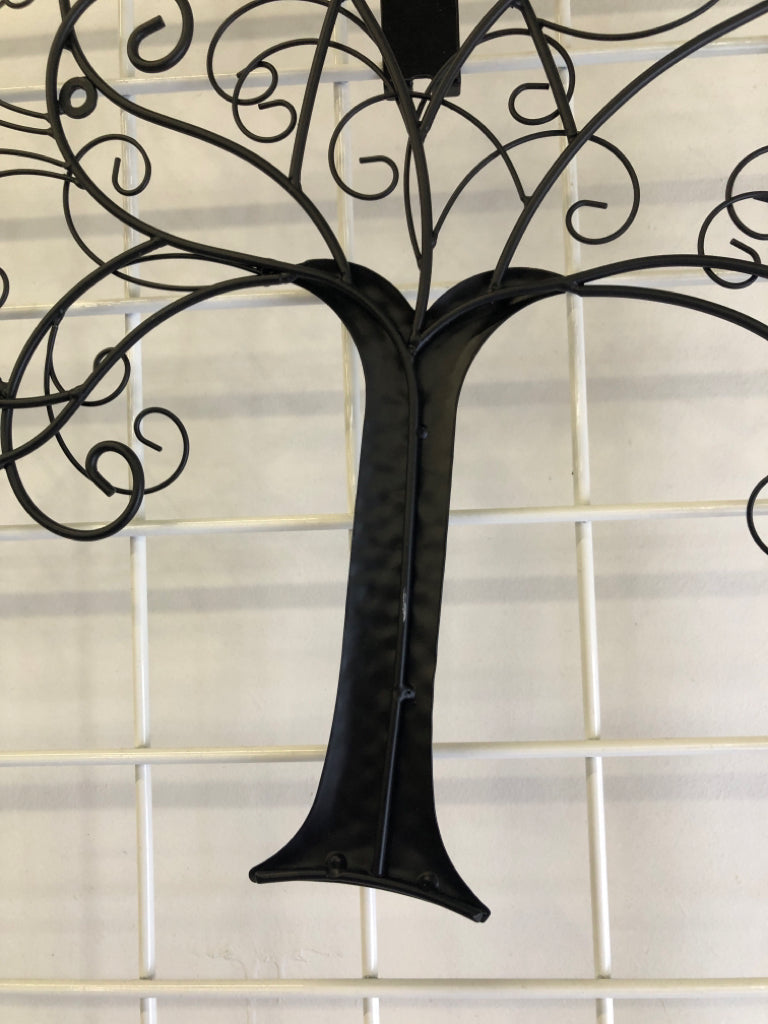 BLACK METAL TREE SHAPED WALL HANGING.