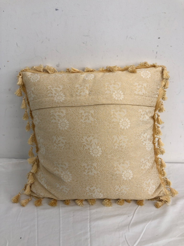 CREAM FLORAL PILLOW W/TASSELS.