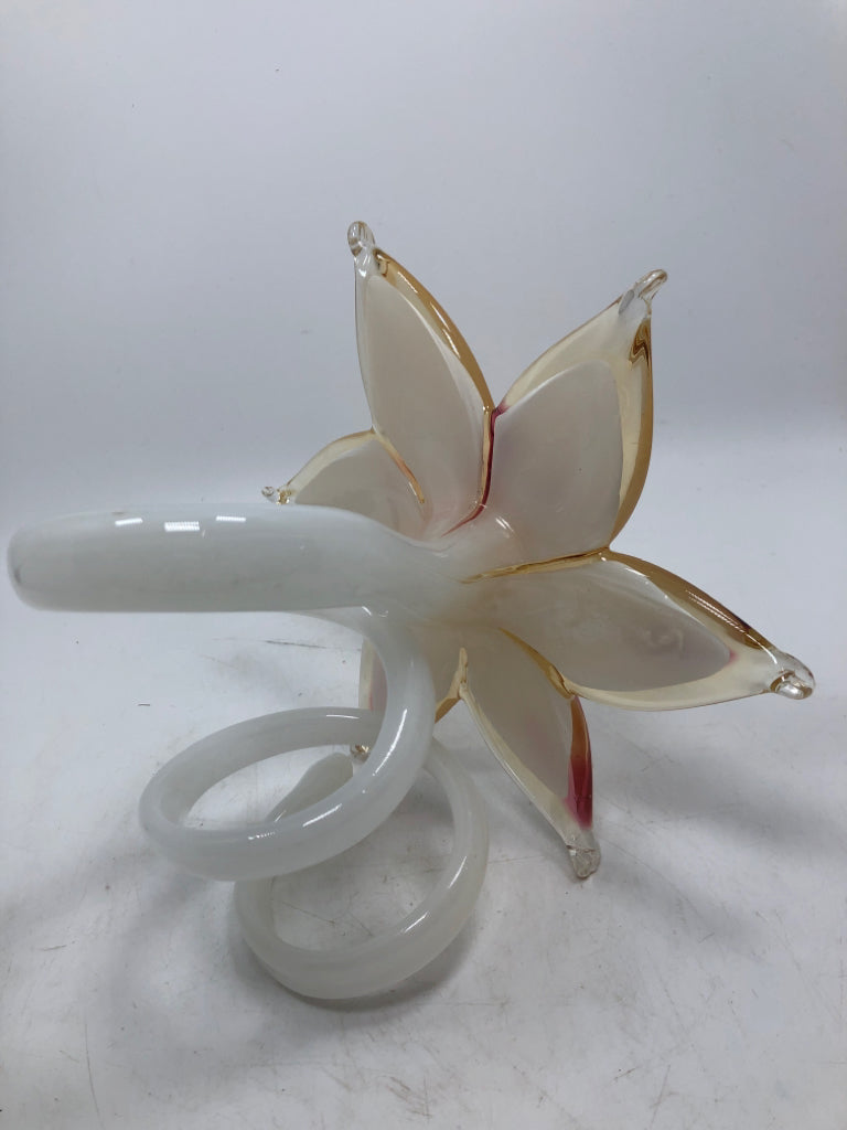HAND-BLOWN ART GLASS LILY FLOWER PAPERWEIGHT.