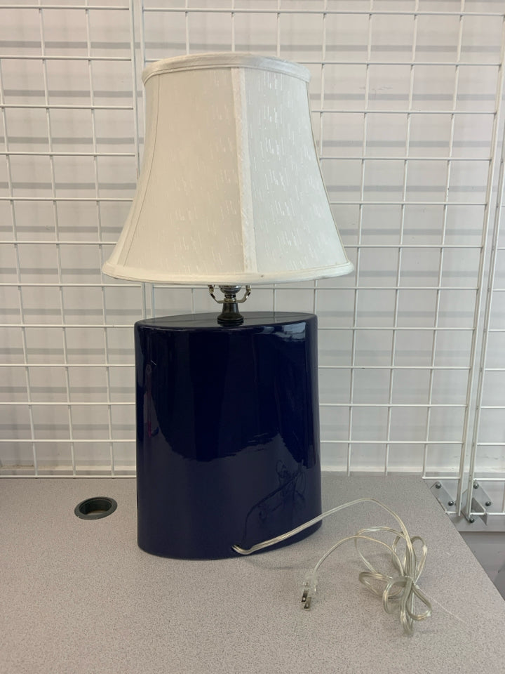 BLUE CERAMIC BASE LAMP W/WHITE SHADE.