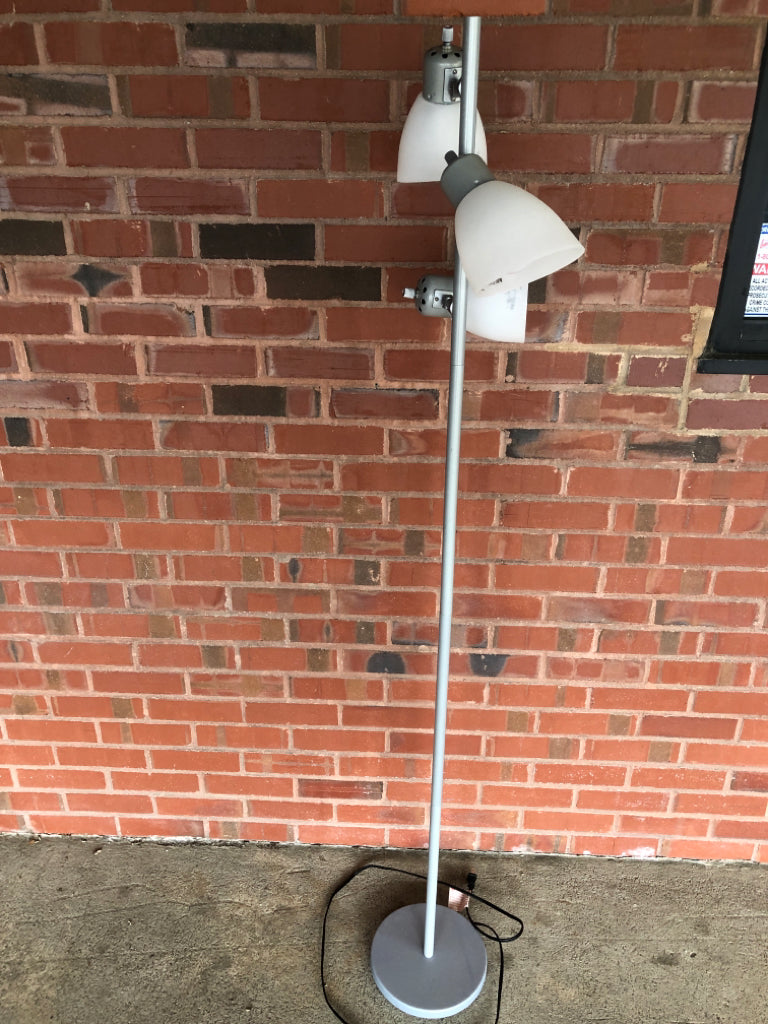 GREY MOVEABLE HEAD FLOOR LAMP.