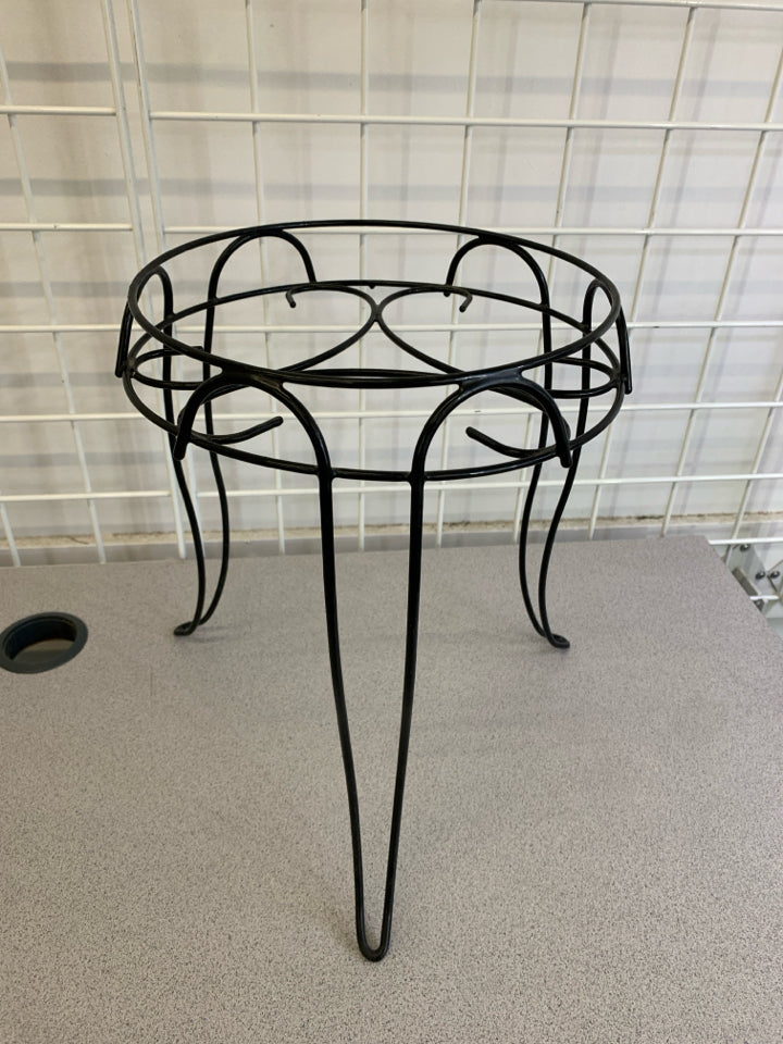 BLACK METAL SCROLL PLANT STAND.