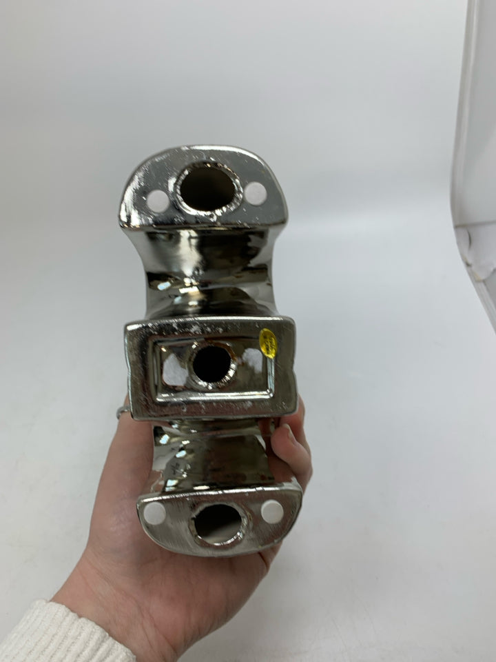 2 SILVER CERAMIC ELEPHANTS PUTTING TRUNKS TOGETHER.