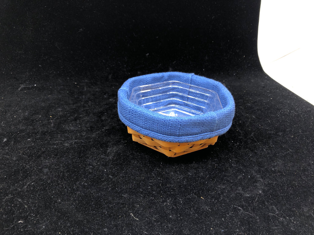 2001 SMALL HEXAGON BASKET W BLUE LINER + PROTECTOR.