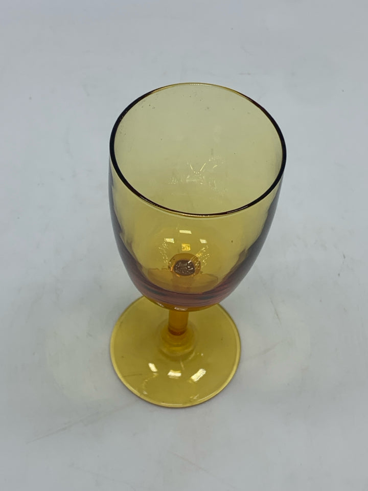 4 SHORT AMBER GLASS WINE GOBLETS.