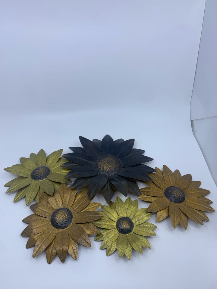 MULTICOLORED METAL FLORAL WALL HANGING.