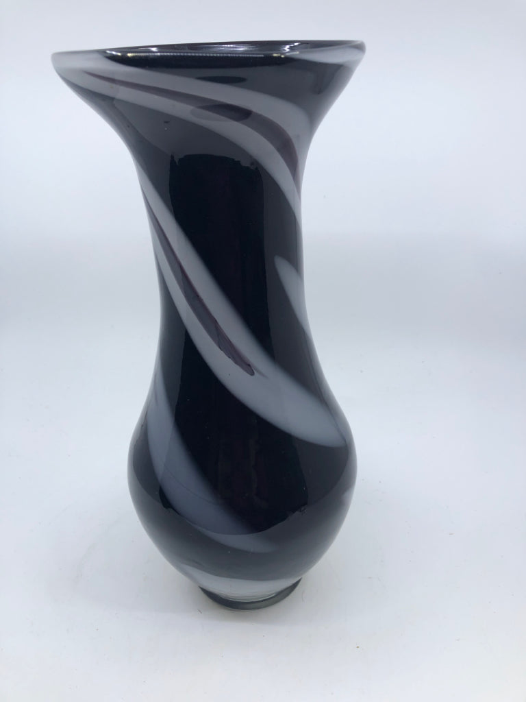 BLACK AND WHITE W PURPLE ACCENT GLASS VASE.