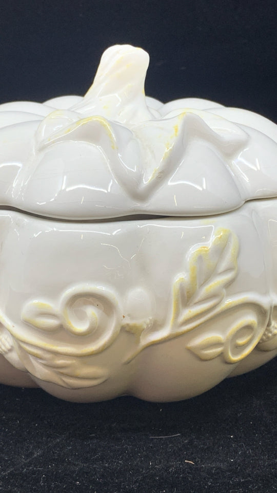 WHITE SCROLL PUMPKIN SERVER W LID.