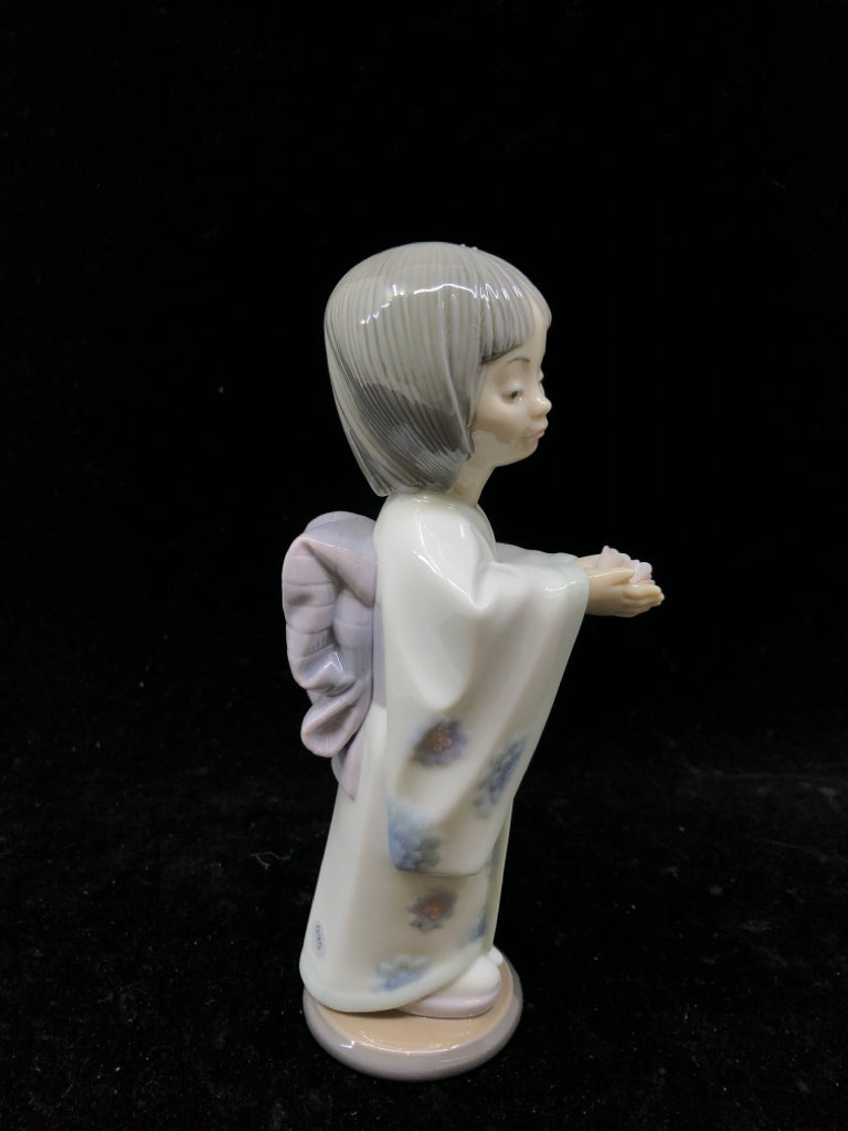 LLADRO GIRL HOLDING PINK FLORAL W ARMS CLOSED.