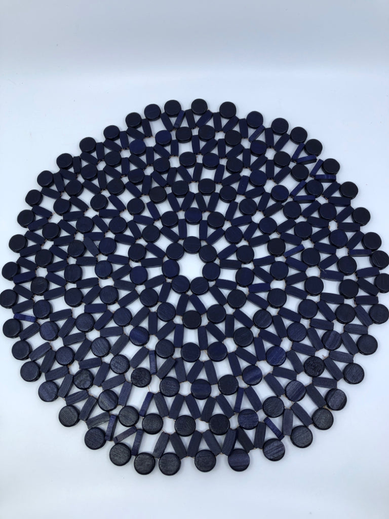 DARK BLUE ROUND WOOD TRIVET.