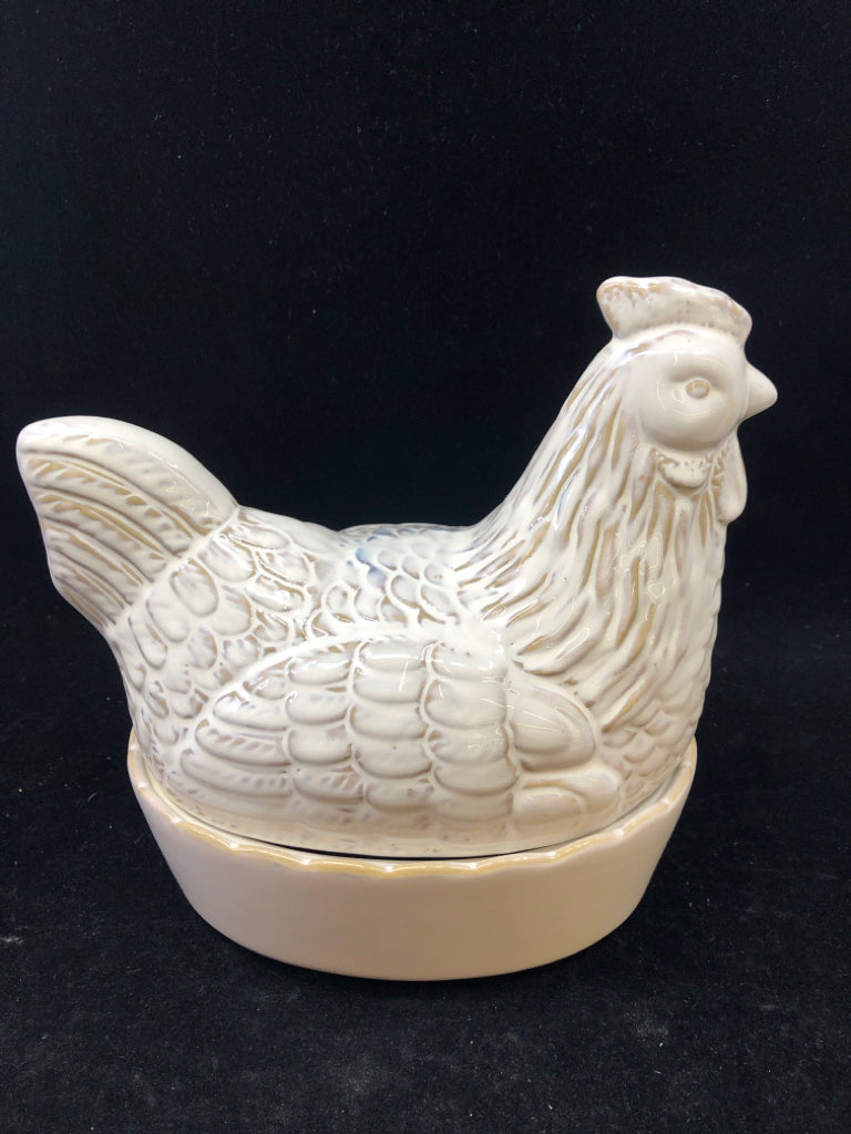 2 PC WHITE CERAMIC HEN ON NEST BOWL.