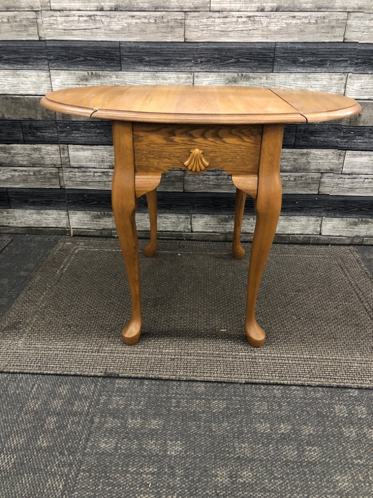 VTG OAK DROP-LEAF END TABLE.