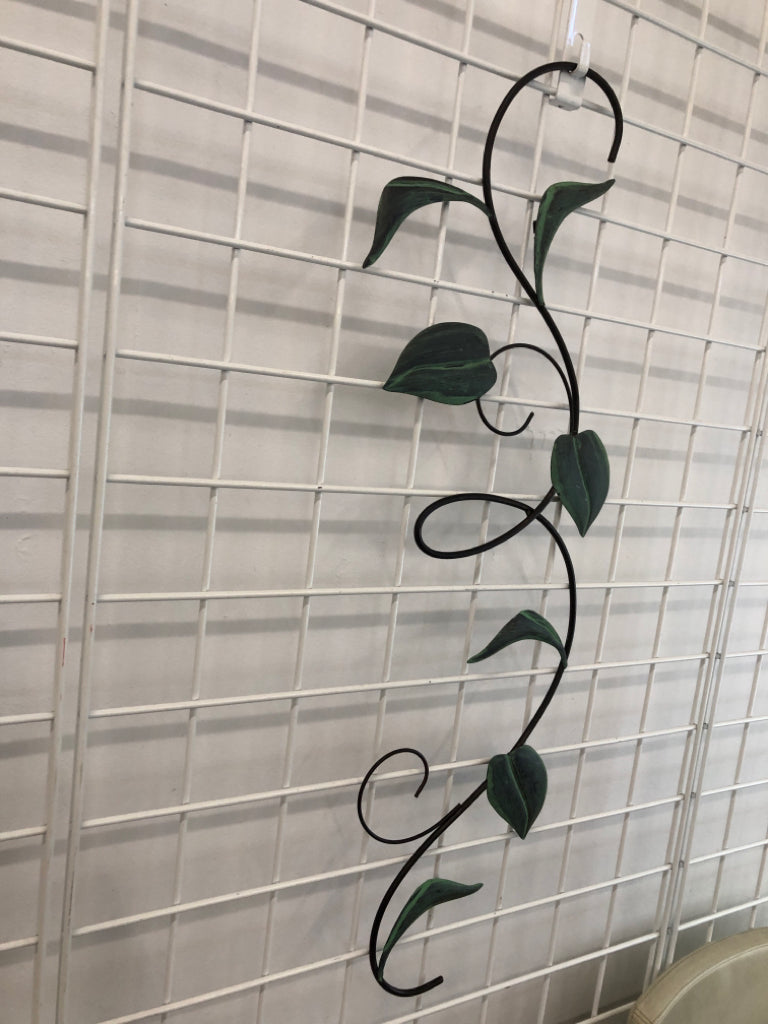 METAL LEAF SWIRL WALL HANGING.