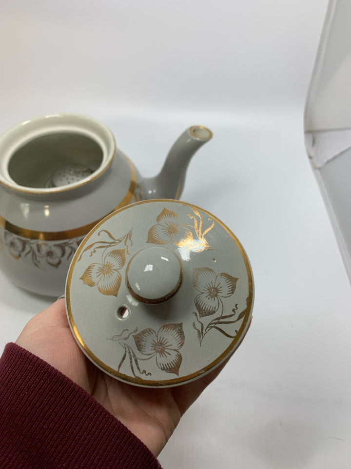 VTG LARGE W/ GOLD FLORAL 8 -CUP TEA POT.