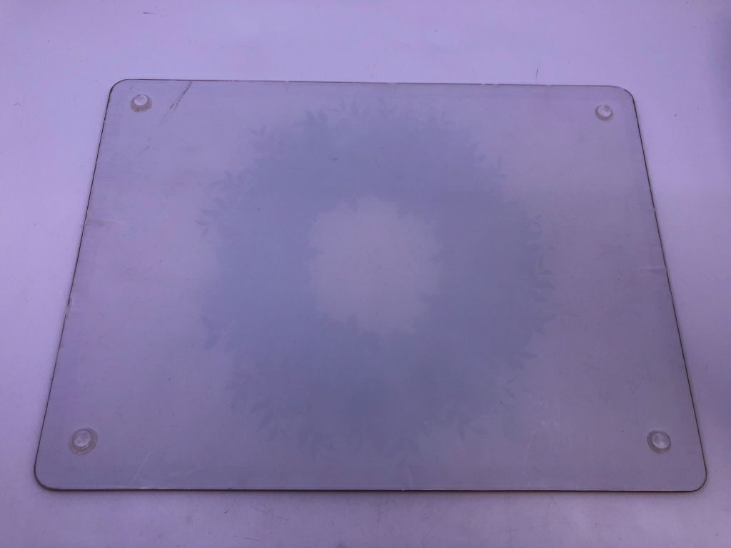 GLASS CUTTING BOARD W/ CHRISTMAS WREATH.