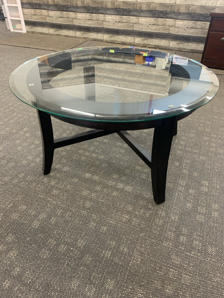GLASS TOP METAL COFFEE TABLE.