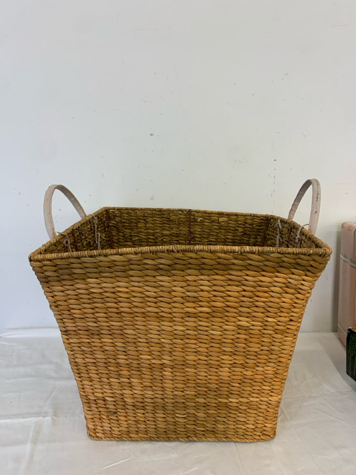 SQUARE BASKET W HANDLE.