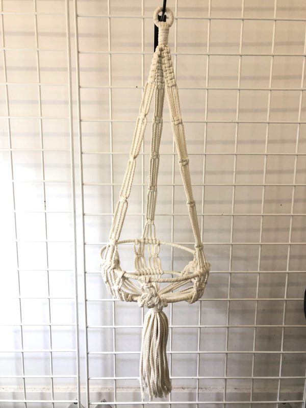 WHITE MACRAME PLANT HOLDER.