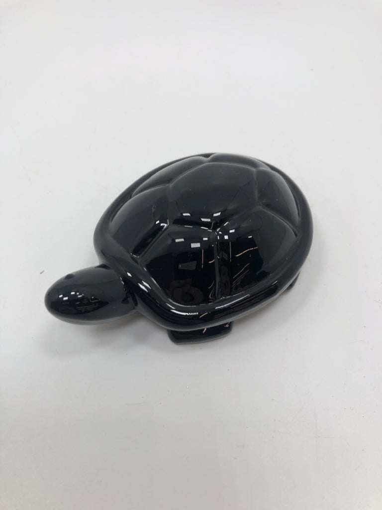 BLACK GLASS TURTLE.