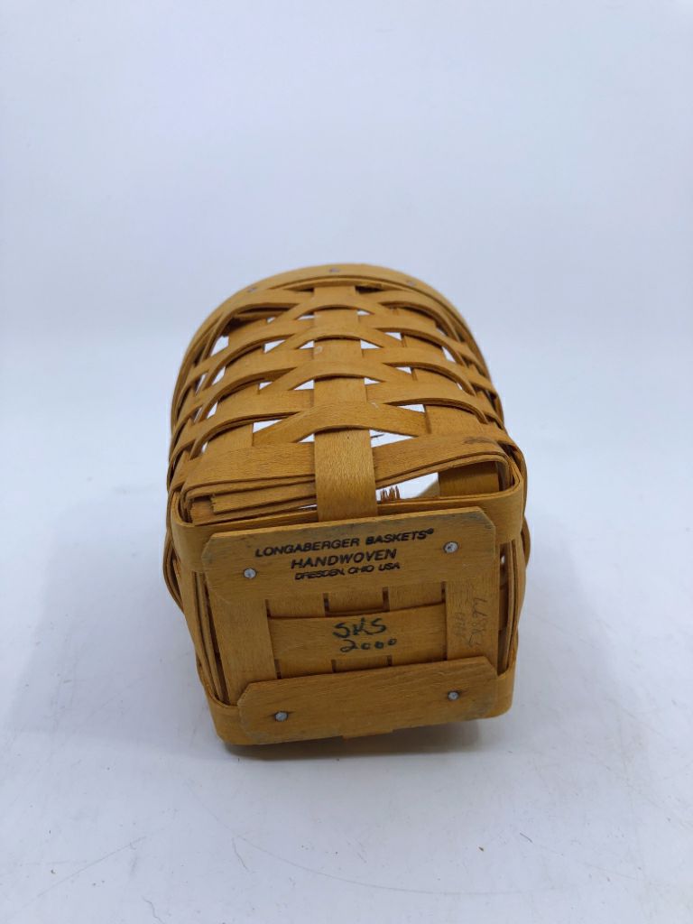 2000 SMALL BLONDE ROUND BASKET.