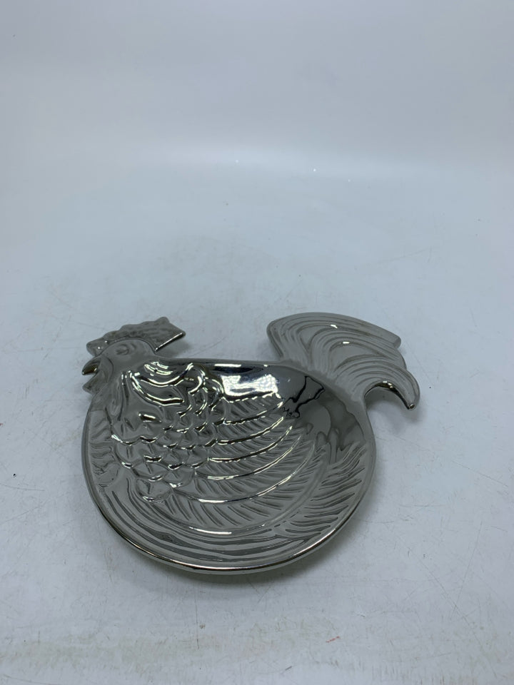 TEXTURED ROOSTER SHAPED CATCH ALL BOWL.