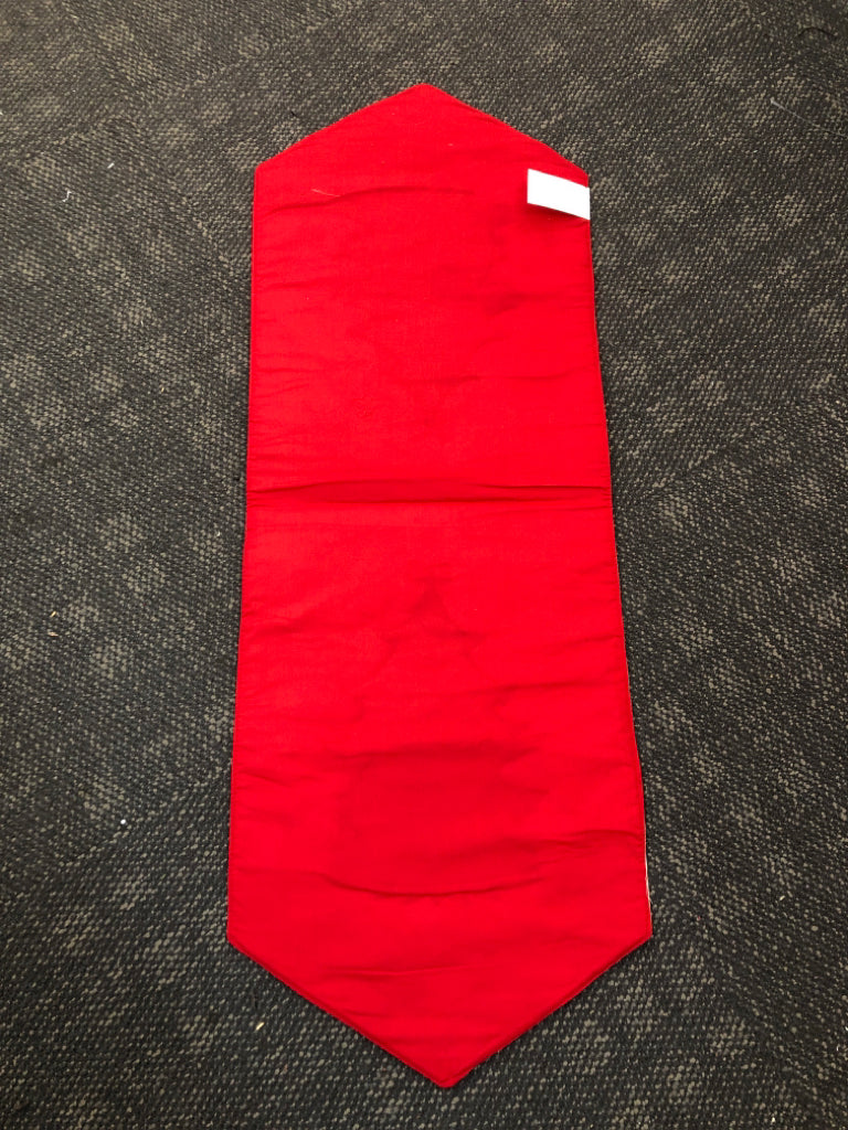 CHRISTMAS TREE TABLE RUNNER.
