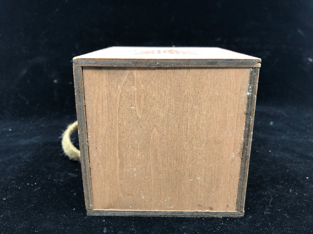 WHITE WASHED WOOD SQUARE TEA LIGHT HOLDER.