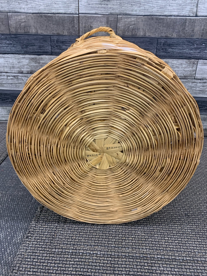 LARGE WICKER LAUNDRY BASKET W/FABRIC LINING.